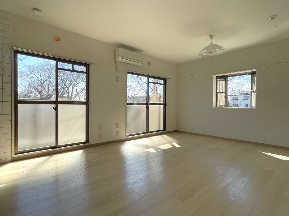 窓は3つ。1階なので日当たりはまずまずかな。