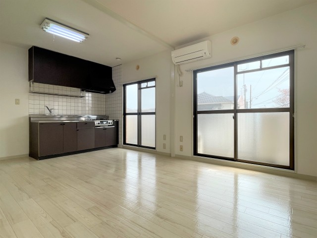 12帖のLDK。窓が2つあって明るい！