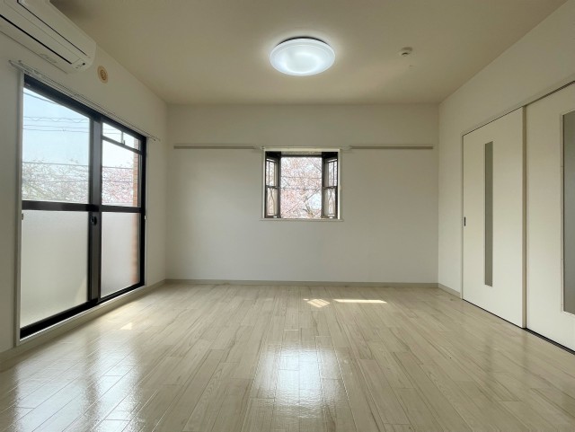 角部屋なので出窓から眺める桜が最高！