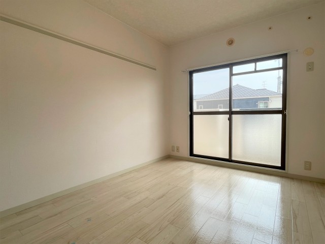 6帖の洋室。南向きで陽当たり良しです！