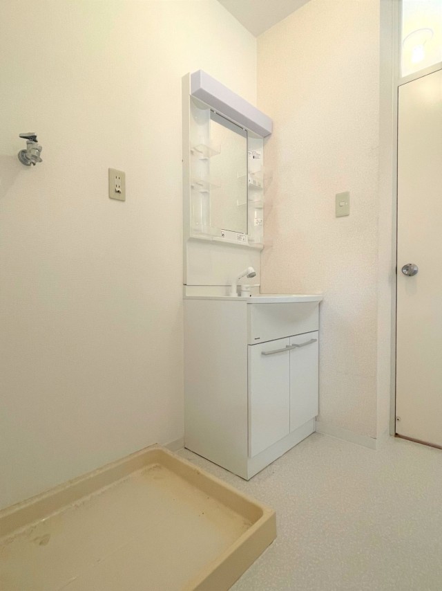 シンプルな洗面台。