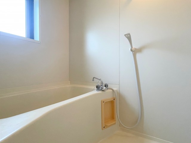 シンプルな白のお風呂