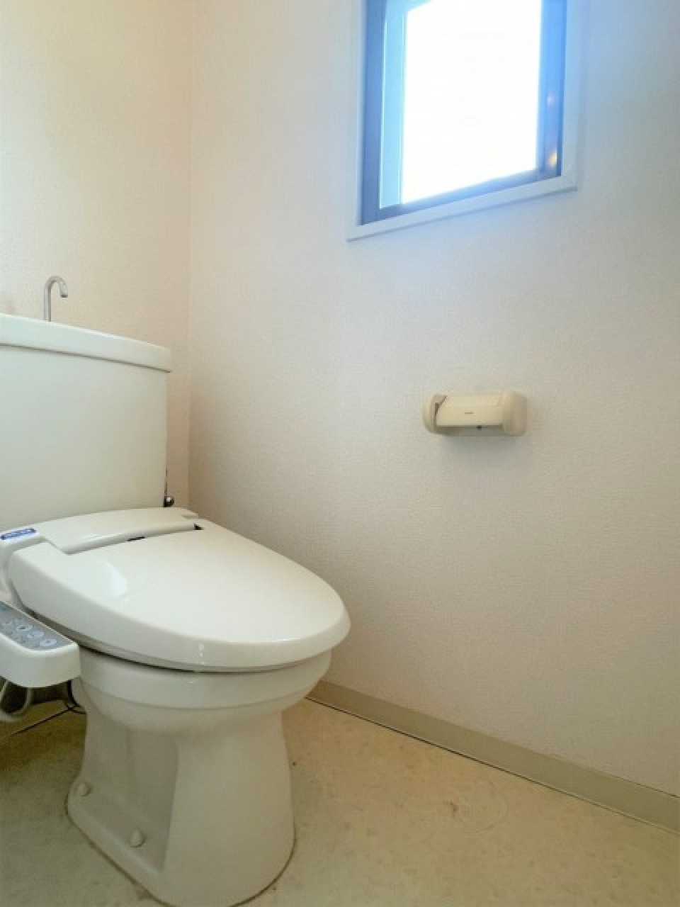 窓付きの明るいトイレ