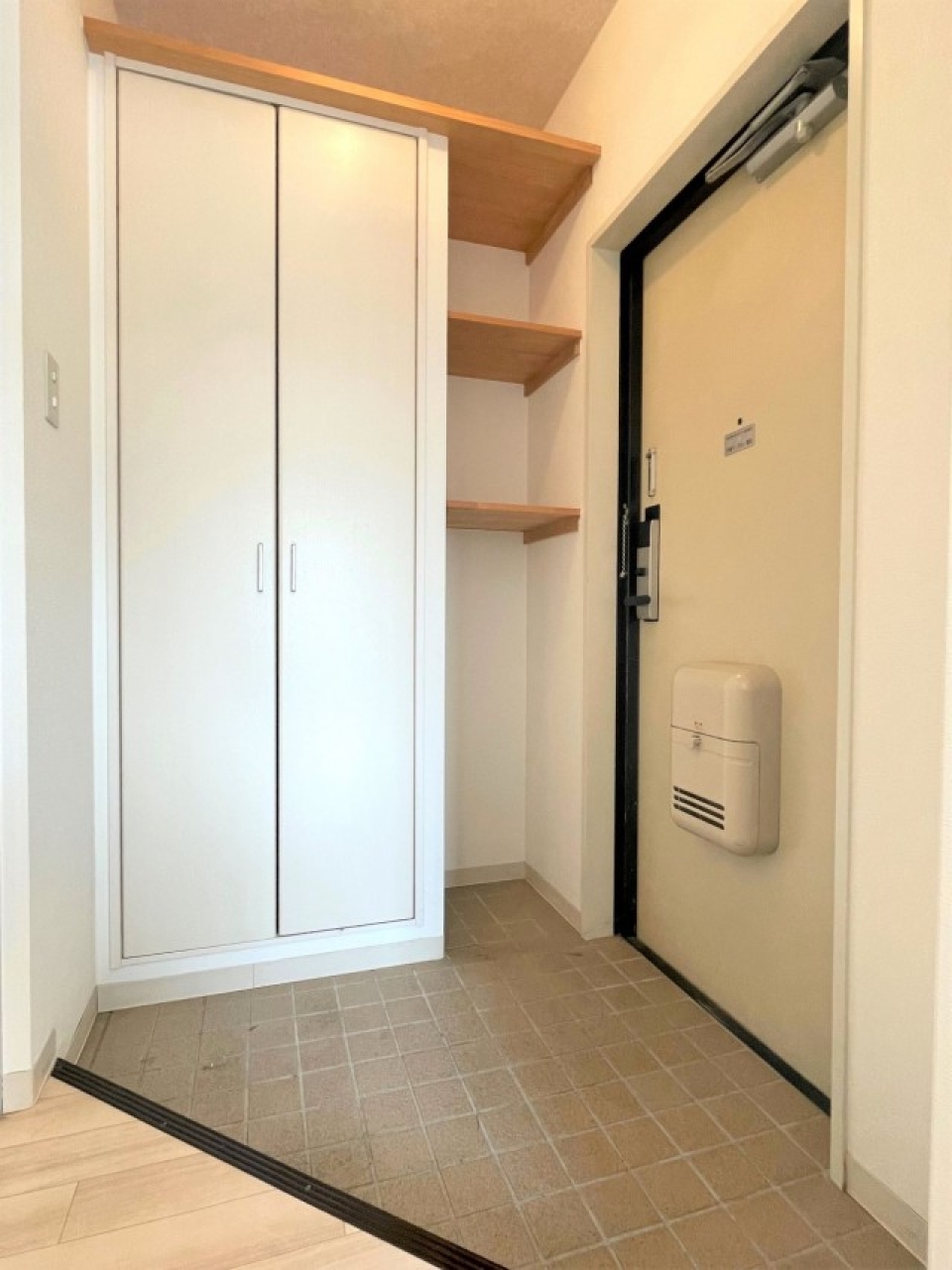 玄関スペース。棚付きで鍵などを置いても良さそう！