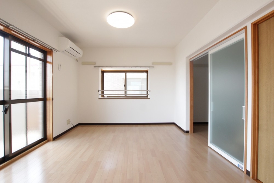 リビングの採光窓は出窓になっています。