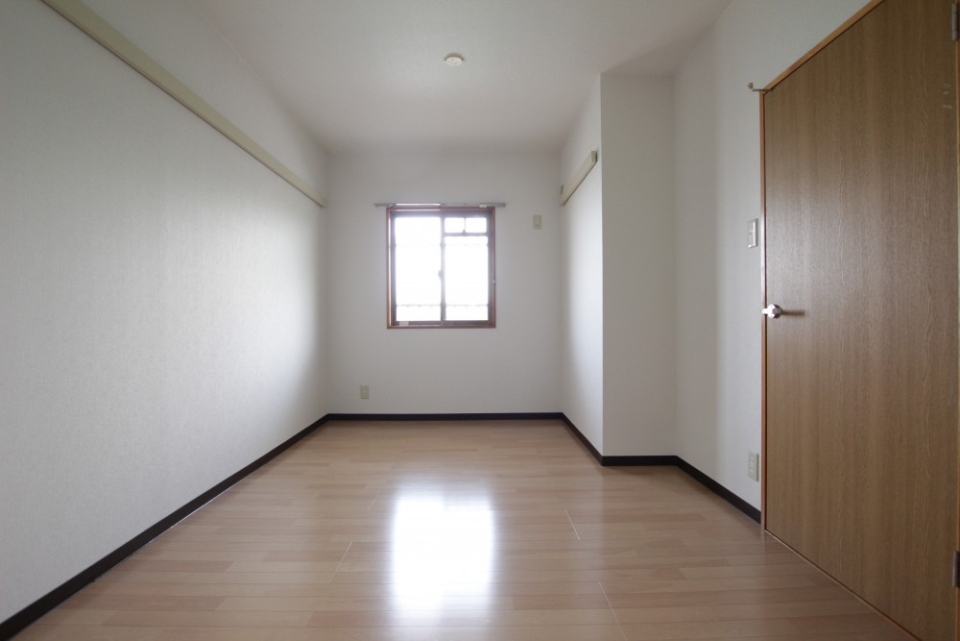 北東の洋室。エアコン取り付け可能。