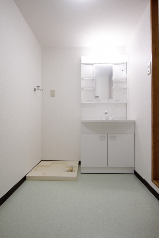 脱衣スペース広々。