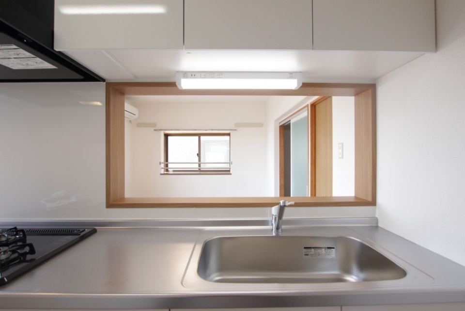 キッチンの小窓からダイニングにこんにちわ。