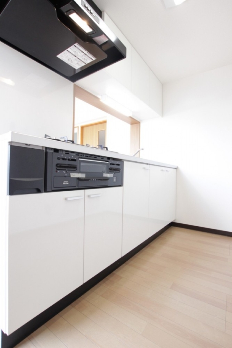 キレイなホワイトのシステムキッチン。作業スペース広々。