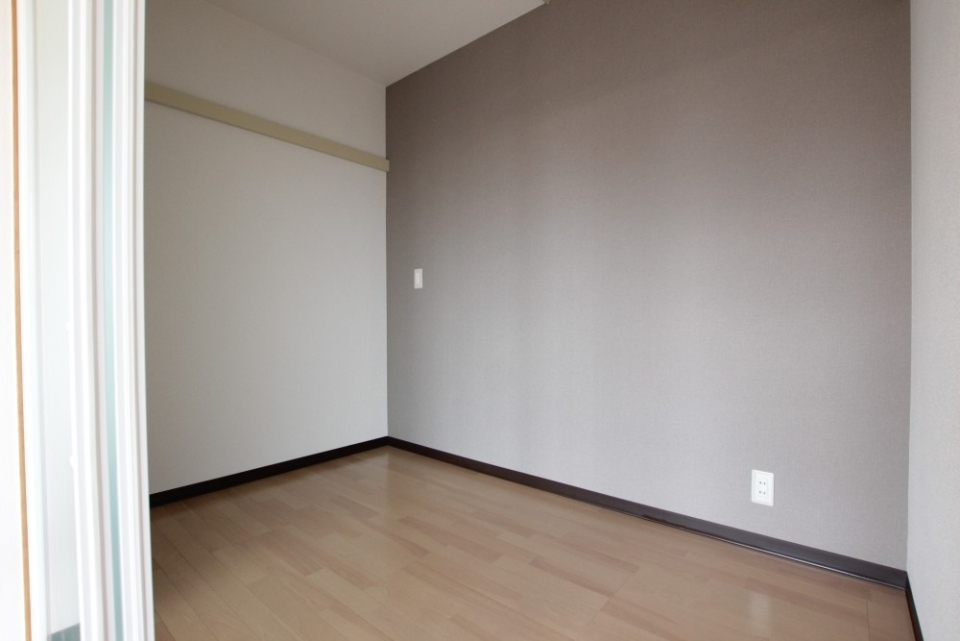 リビング隣は窓がない狭い空間。一応ベッドルームという割り当て。