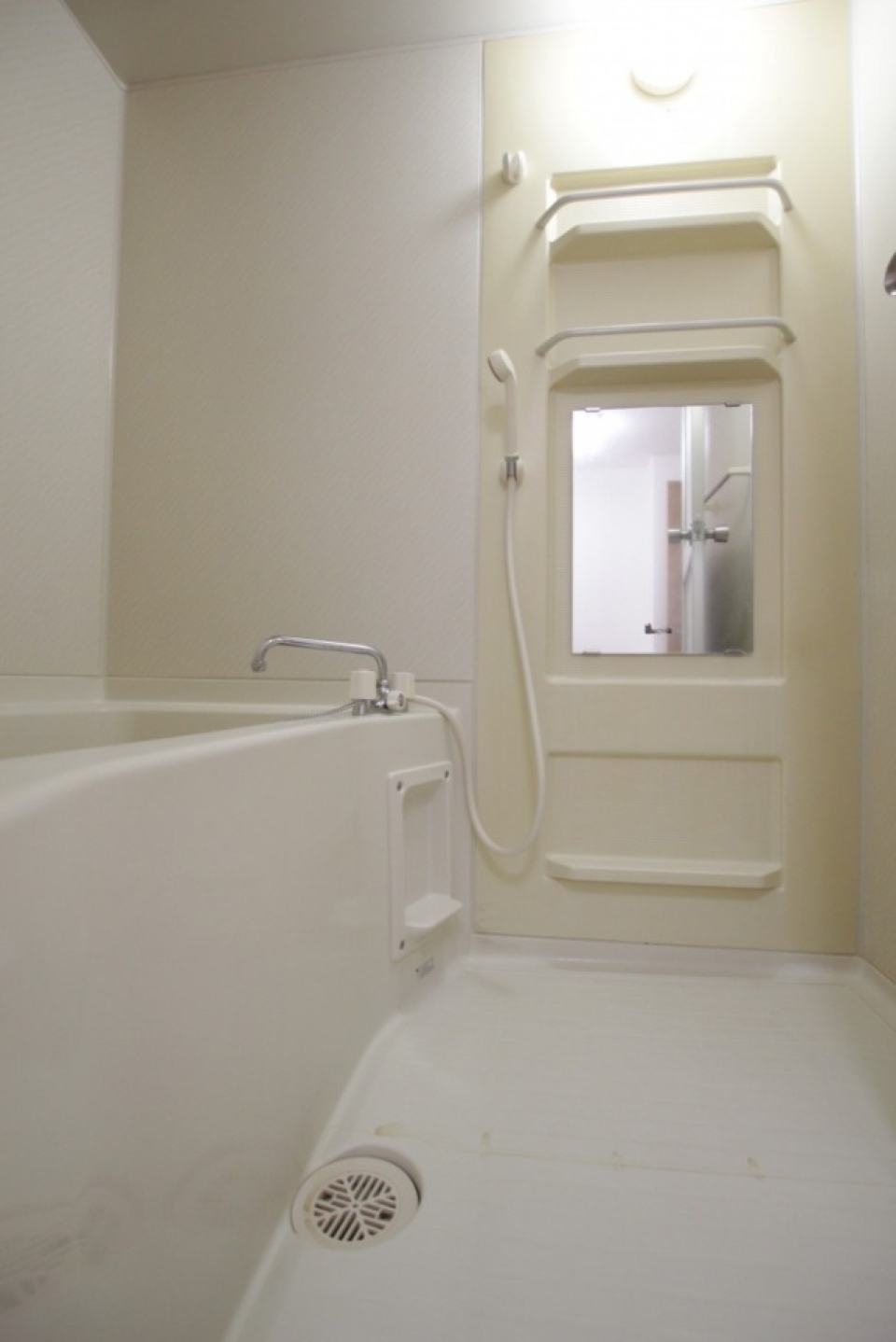 追い焚き付き真っ白な浴室。