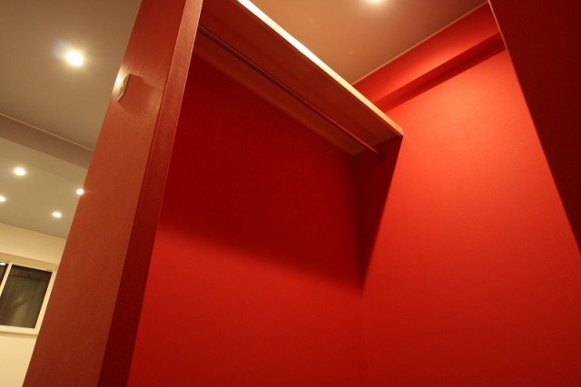 ダークピンクとグレーの組合せが大人の印象的。