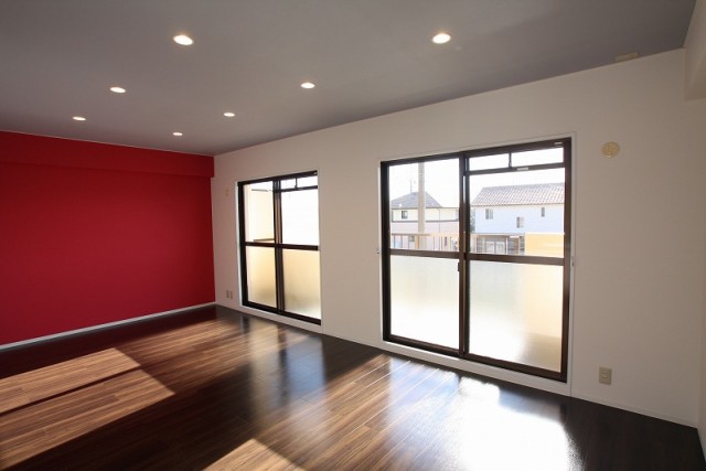 昼と夜とではまるで別室の雰囲気に。