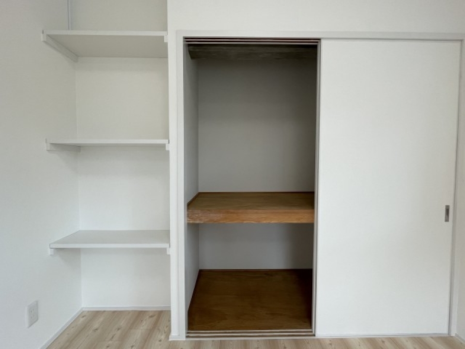 既設の棚と収納もたっぷり♪