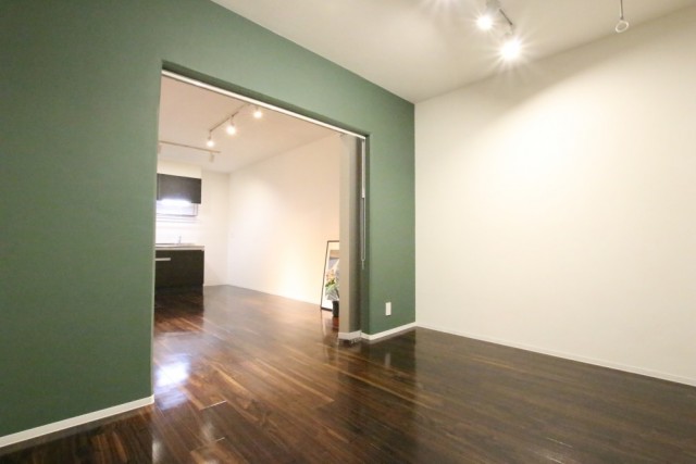 緑門を境界にお部屋の使用用途が分けられる。