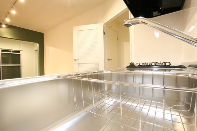 LDK入口の扉はルーバー式になっている。