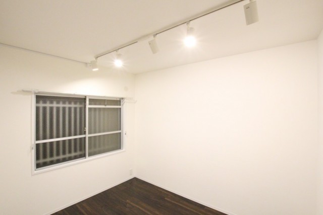 落ち着いて休める寝室空間。