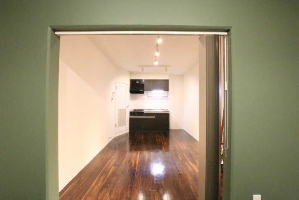 緑門の向こうはダイニング・キッチンスペース。