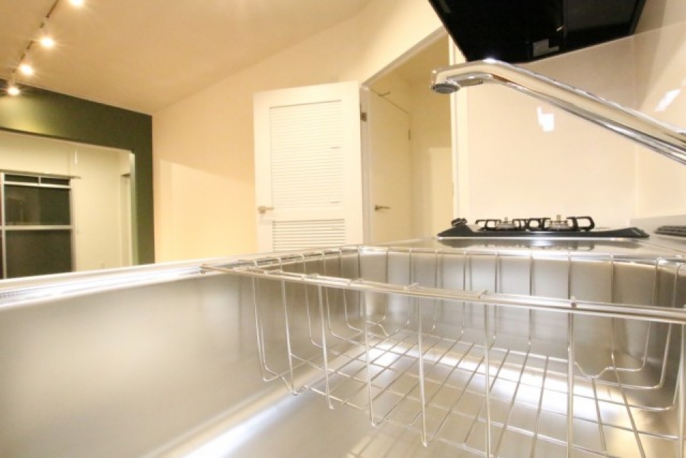 LDK入口の扉はルーバー式になっている。