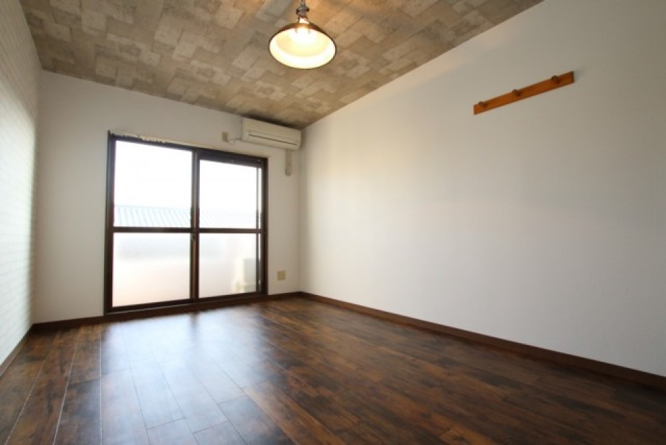 9帖の洋室。お洒落リノベ空間◎