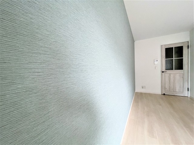 明るいブルーが目を引きます。