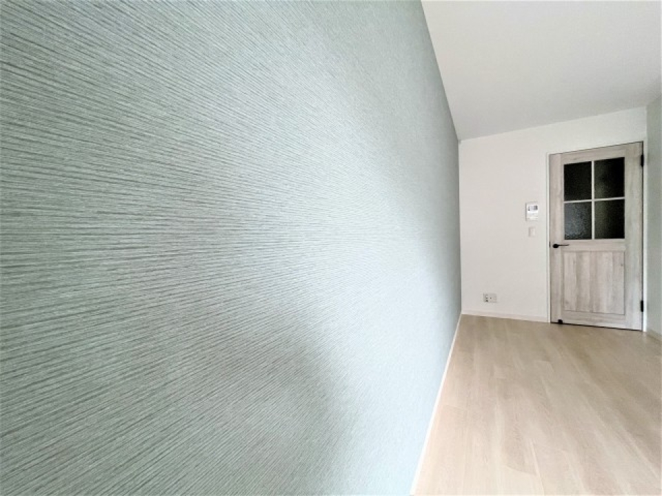 明るいブルーが目を引きます。