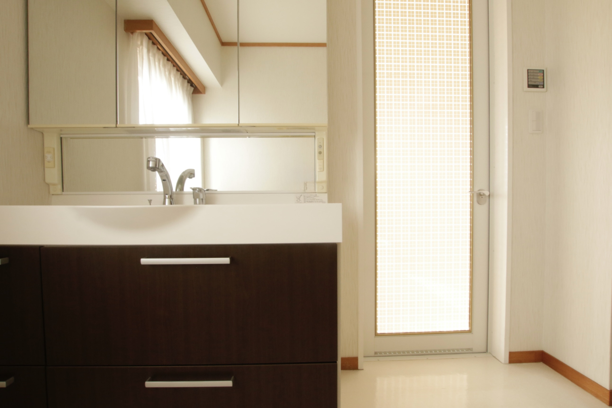 洗面台奥の扉の向こうが浴室