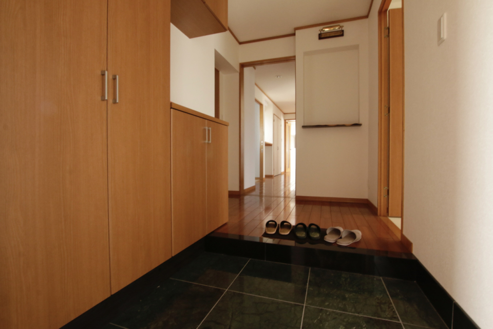 玄関先も広々。高級感がある