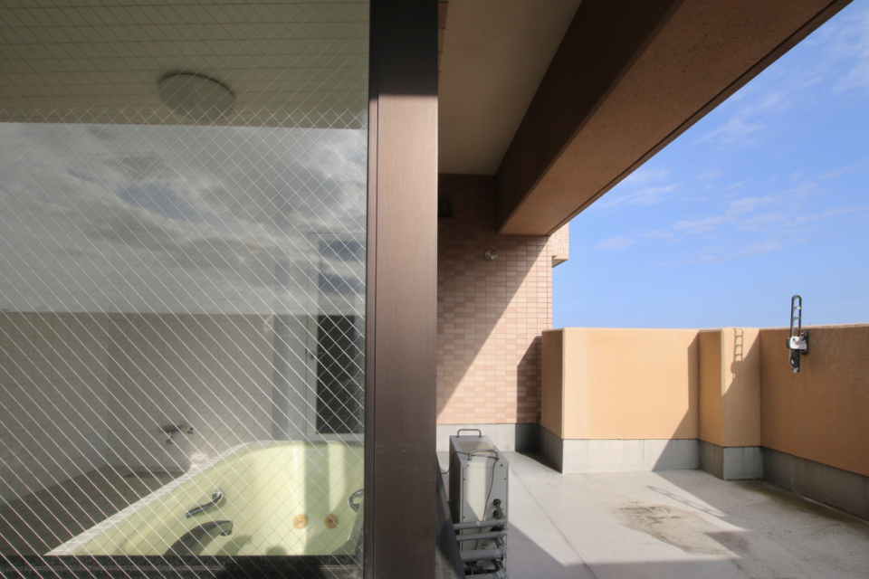 お風呂のバルコニー。周囲にはここより高い建物はないので裸でも大丈夫かも？