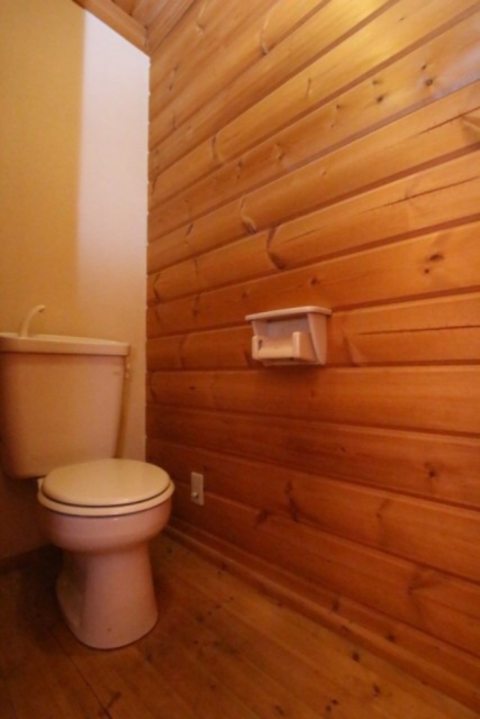 トイレだってログハウス使用