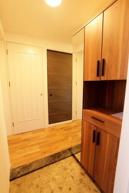 玄関には鏡付きのシューズボックスあり。