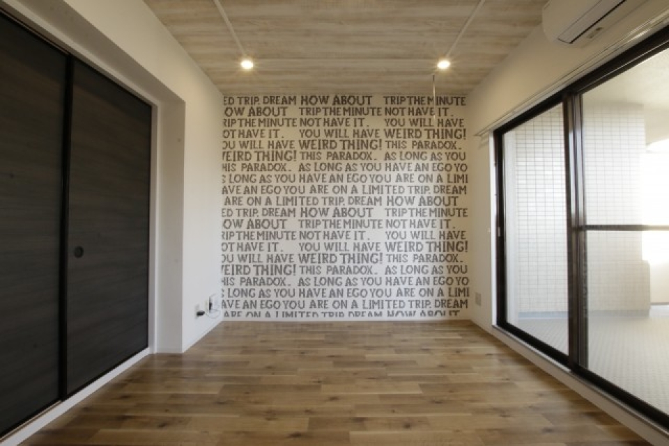 壁紙が特徴のリビングルーム。