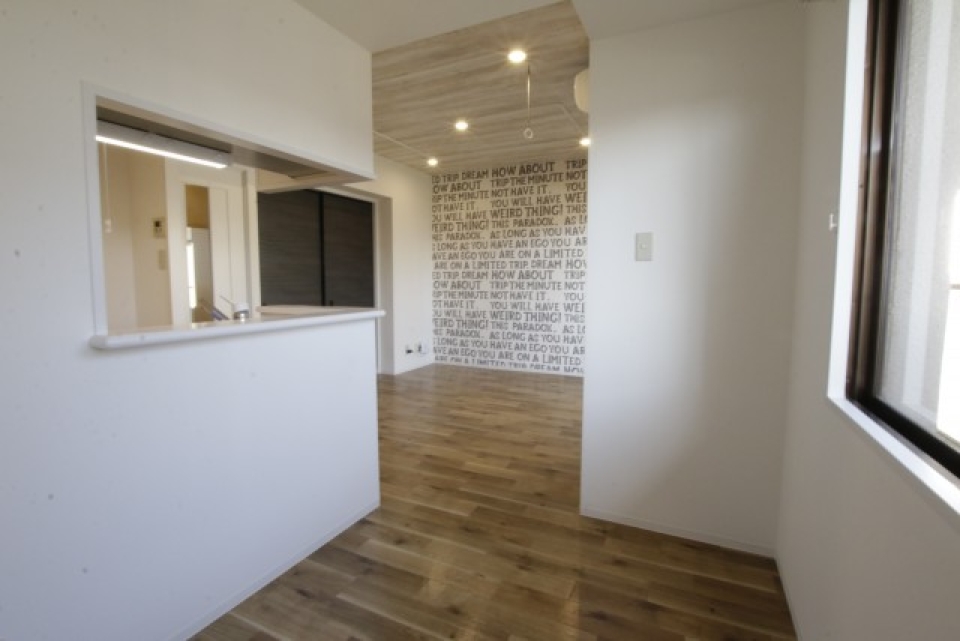 ダイニングスペース。窓有り。