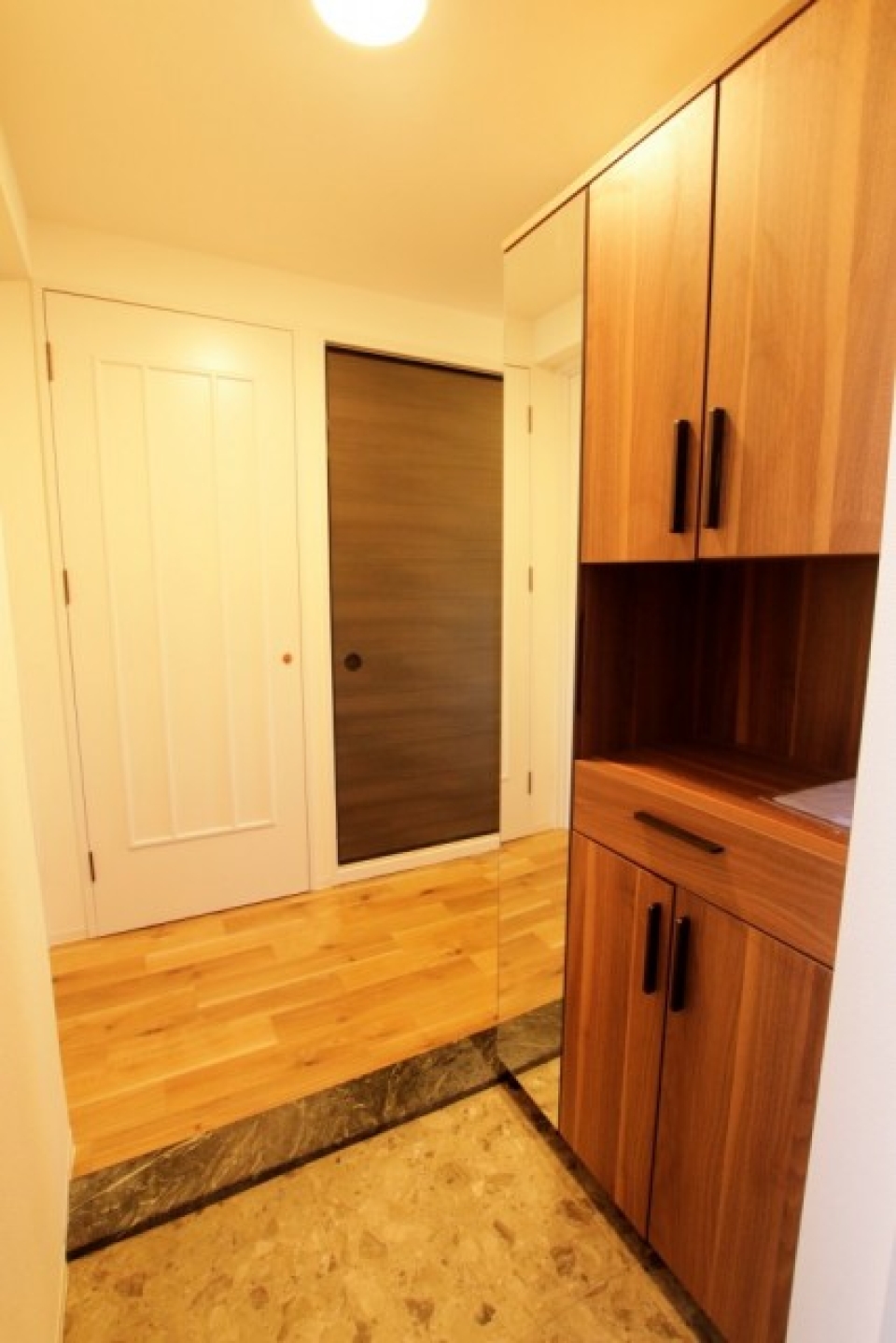 玄関には鏡付きのシューズボックスあり。