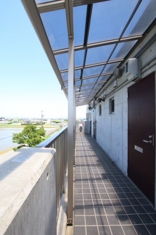 カーポートのような屋根から海沿いならではの日射しが降り注ぐ