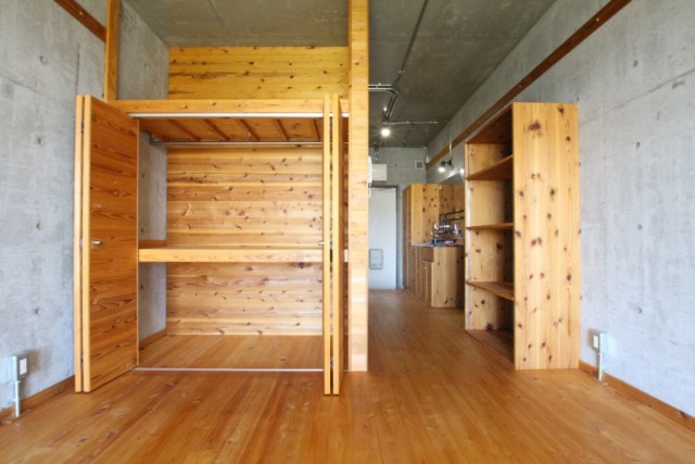 しかし、収納は木目調のデザイン。天袋がオープンなのもいいじゃ！