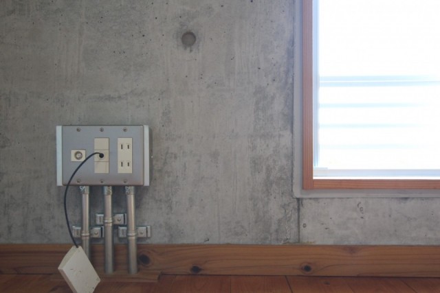 コンクリートに似合う室内コンセントもGood！