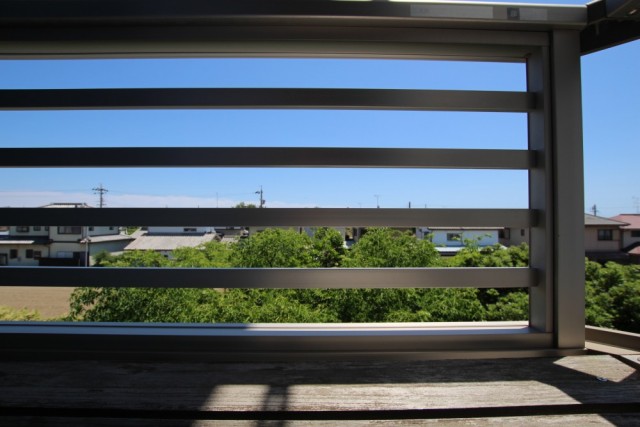 バルコニーからは波の音が聞こえてきそう。