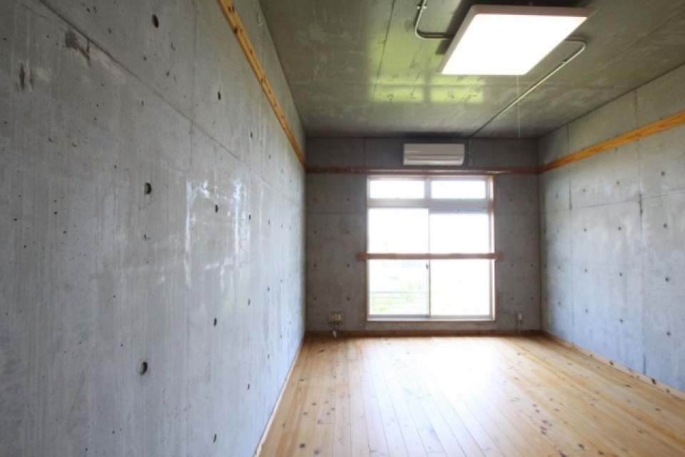 居住空間はコンクリートジャングル。