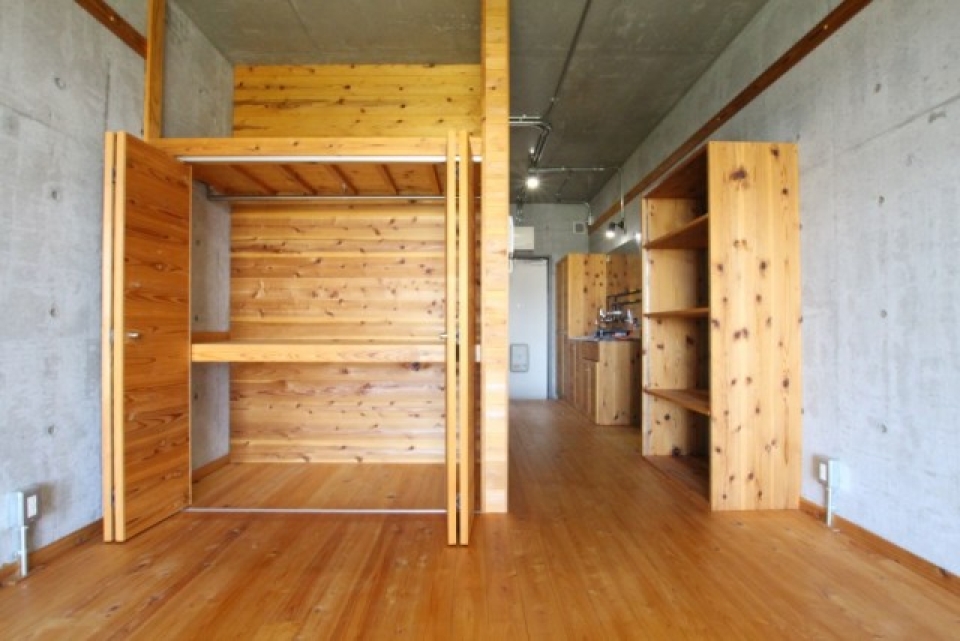 しかし、収納は木目調のデザイン。天袋がオープンなのもいいじゃ！