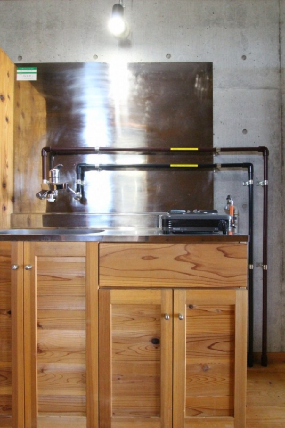 よく見ればキッチンまでパイン材！あえて配管隠しません。