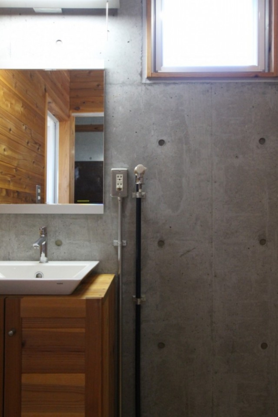 木目とコンクリートでハーフ＆ハーフ