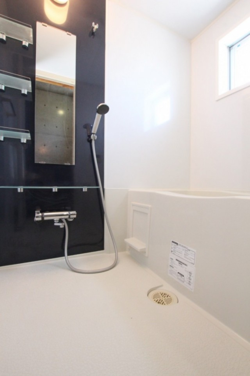 大きな鏡とボトル置き場。これだけでお風呂は合格！