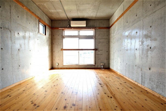 ログハウス？でもコンクリート比率も多い不思議なデザイン！