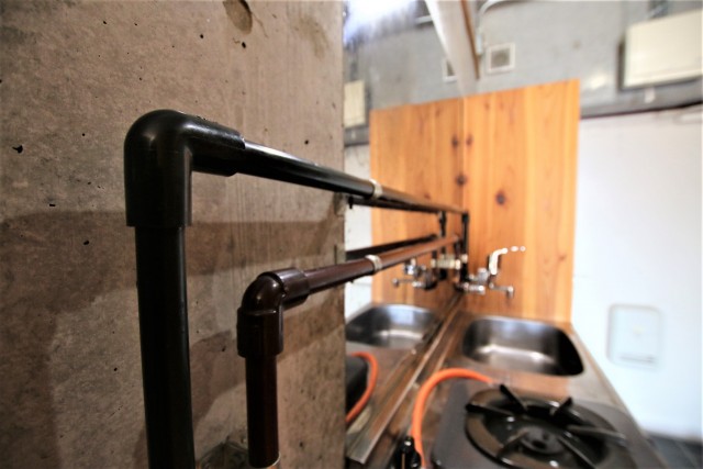 水道のパイプもむき出しです