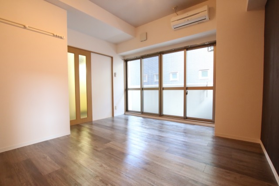 洋室は陽当たりも良好。