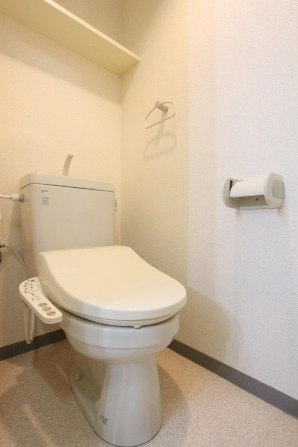 温水洗浄便座付きのトイレ。