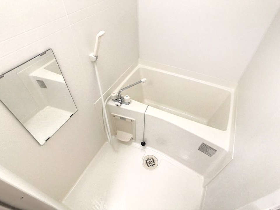 鏡付き。シャワーで済ませでもOK