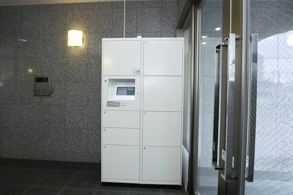 宅配ボックスがあります。