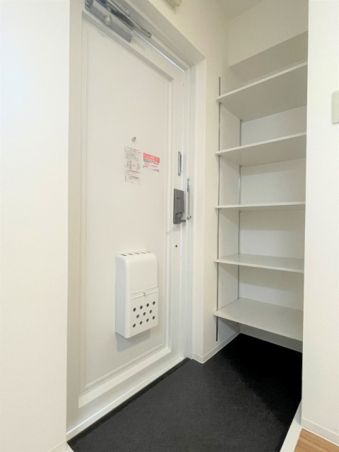 玄関。シューズクローゼットはオープンタイプ